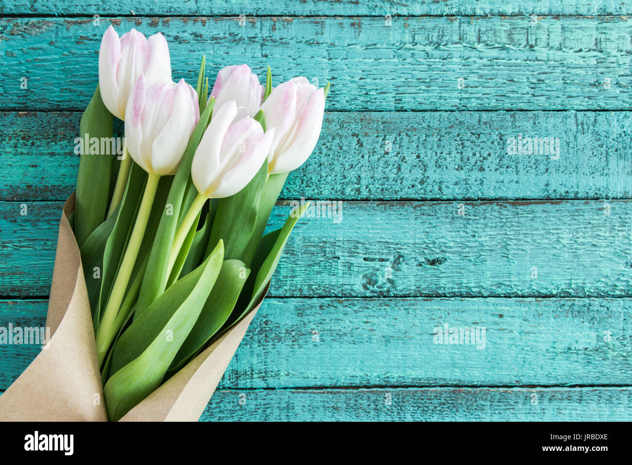 Luz Rosa tulipanes bouquet en tablero de madera de color turquesa con copia  espacio, flores de la boda antecedentes concepto Fotografía de stock - Alamy