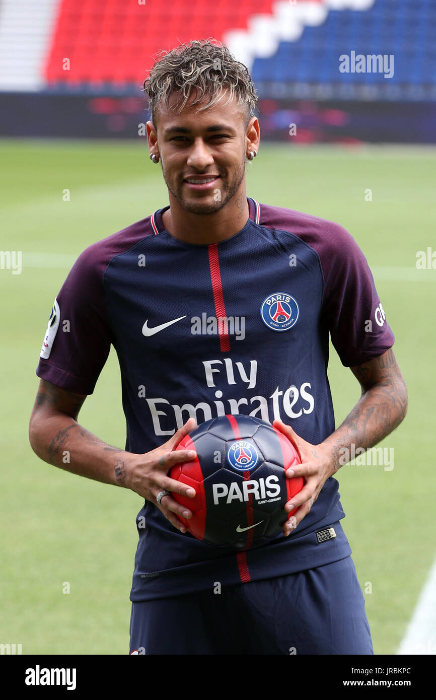 Neymar pitchside después de una conferencia de prensa en el Parc des Princes, tras su récord mundial de transferencia de £ 200 millones de FC Barcelona a París Saint Germain. Foto de stock
