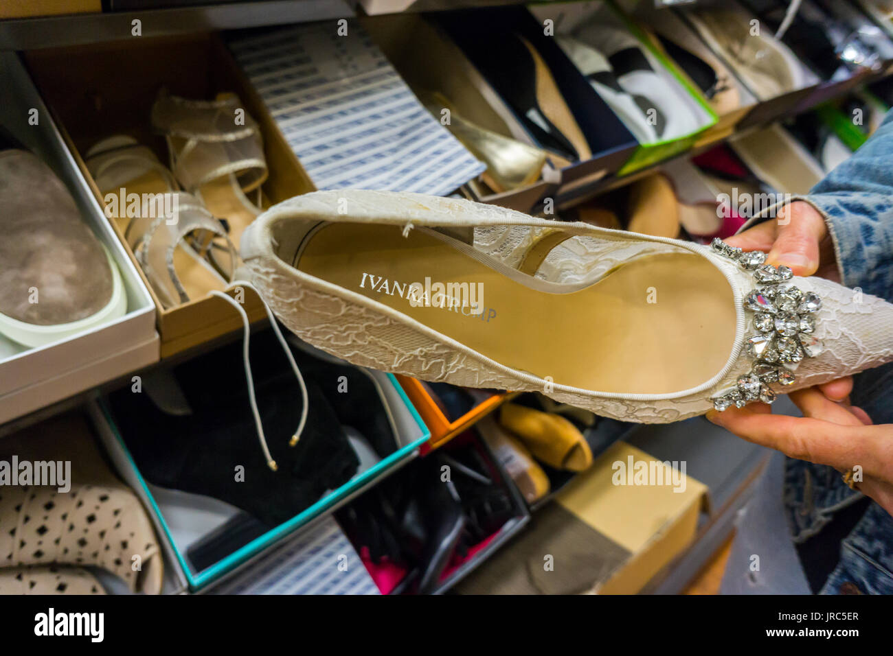 Un comprador admira Ivanka Trump zapatos de diseñador que se vende en un precio minorista holgura del departamento en Nueva York el martes, 25 de julio de 2017. (© Richard B. Levine) Foto de stock