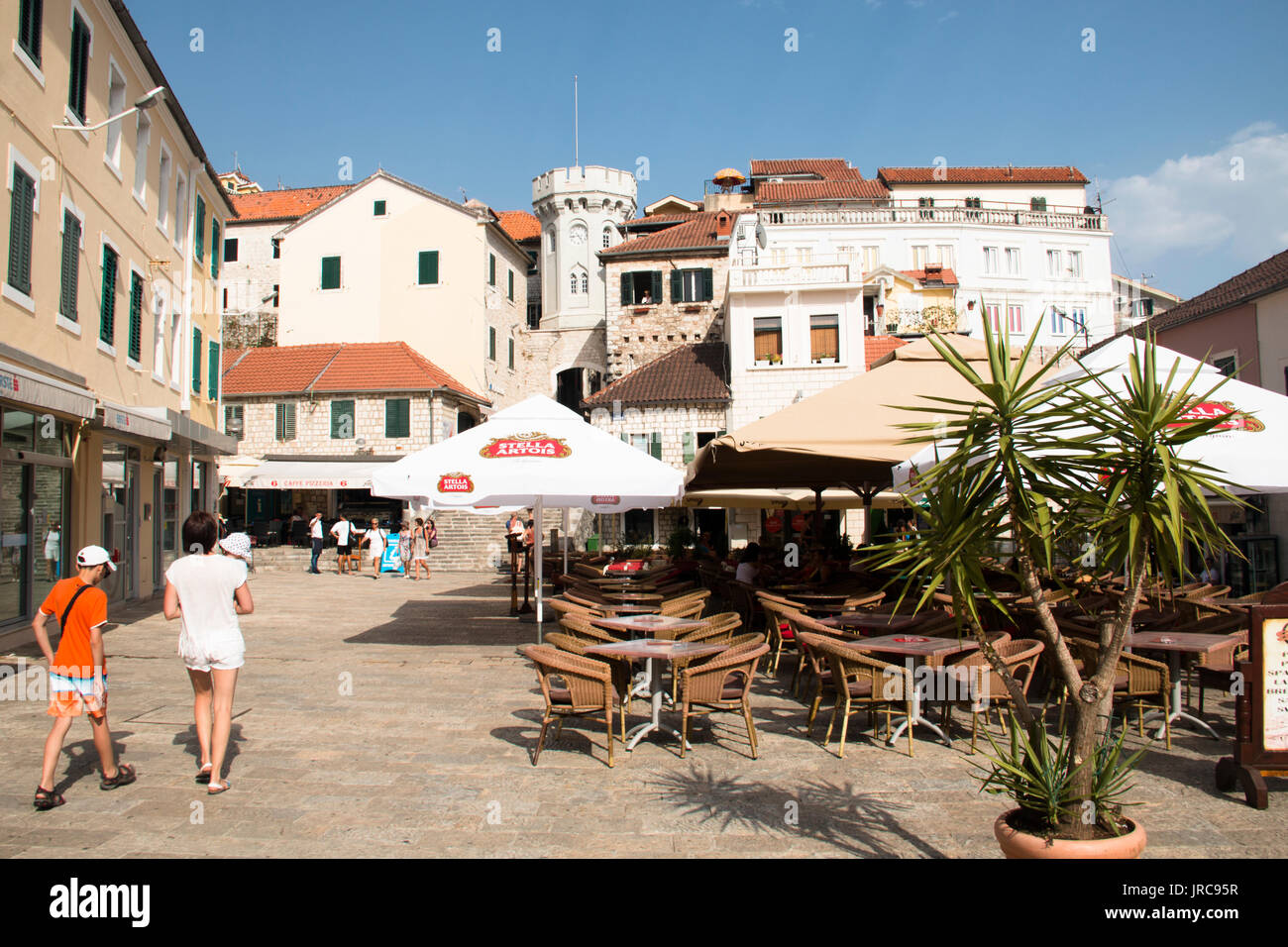 Herceg Novi, Montenegro - Julio 2017: el acogedor centro antiguo en Herceg Novi en Montenegro con un montón de bares y restaurantes. Foto de stock