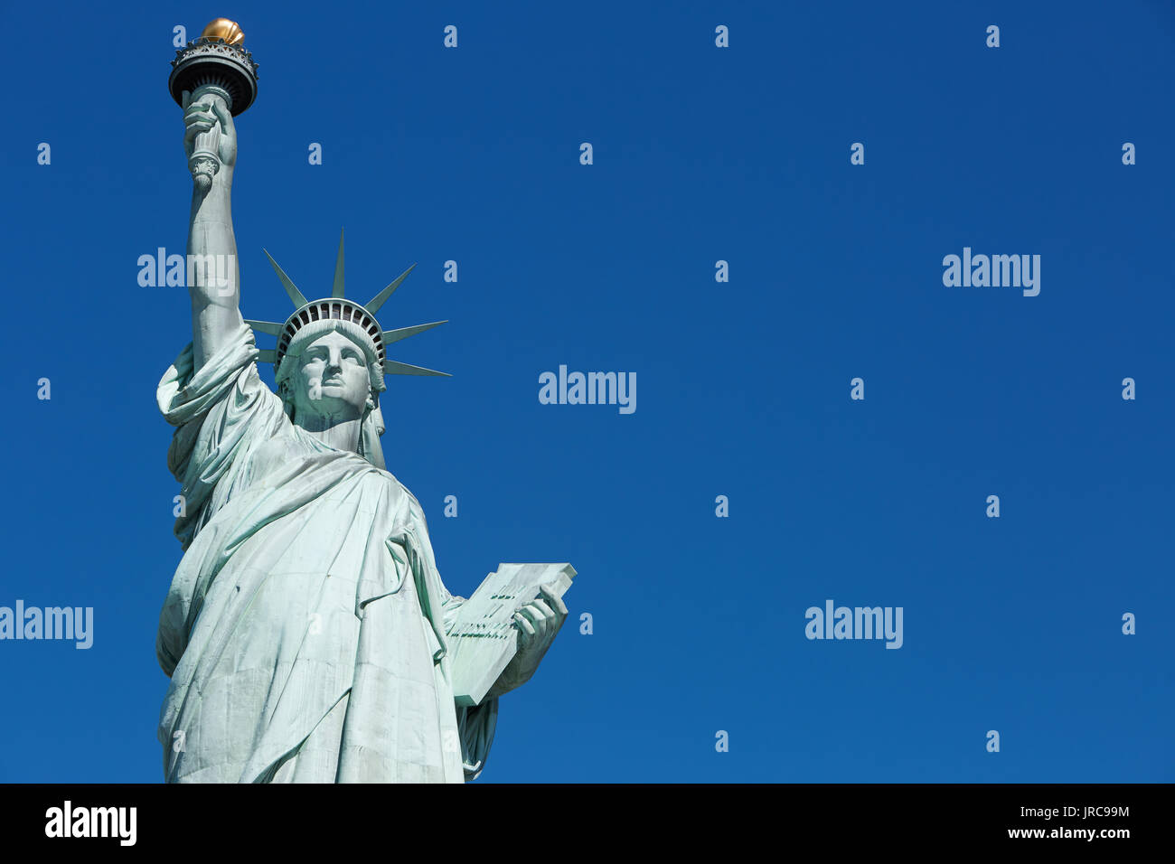 La estatua de la libertad con el cielo azul espacio para texto en Nueva York Foto de stock