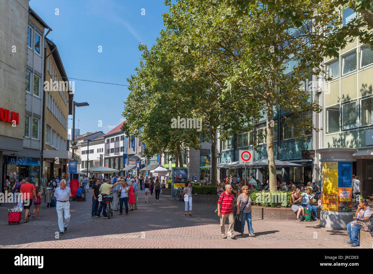 Tiendas en el centro de la ciudad, Ulm, Baden-Württemberg, Alemania Foto de stock