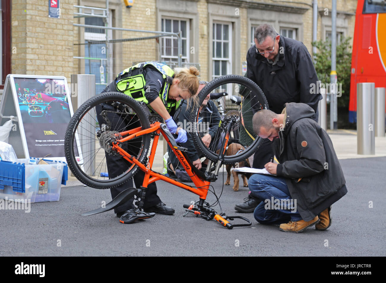 Un evento de registro de bicicletas en Cambridge, Reino Unido. Una mujer  policía marcas de seguridad una bicicleta mientras que los detalles son  grabadas por un colega Fotografía de stock - Alamy