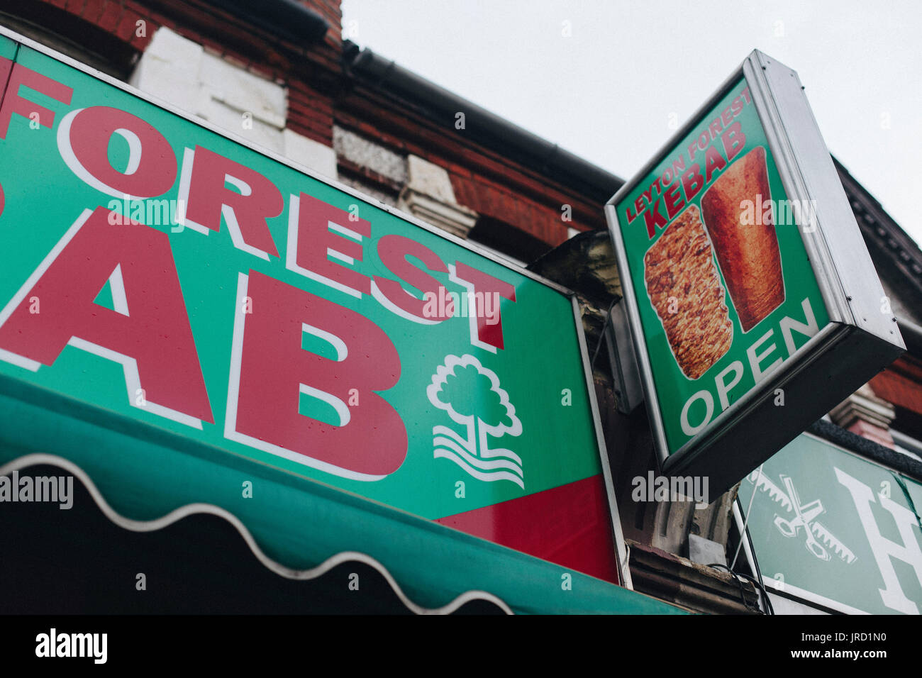 Firmar fuera Kebab Shop en Leyton, East London, con el Nottingham Forest football club logo. Foto de stock