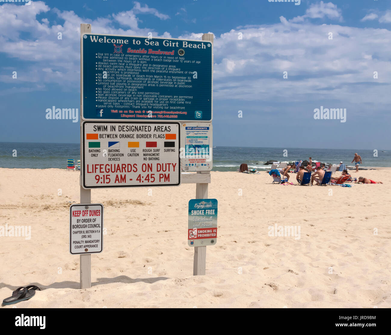 Signo de playa esbozando las normas, reglamentos y ordenanzas en Mar Girt, Nueva Jersey, Estados Unidos. Foto de stock