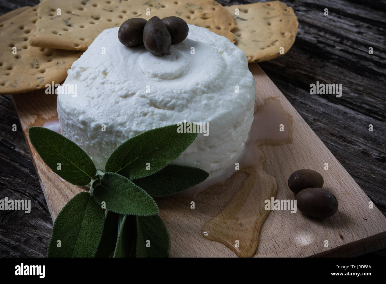 https://c8.alamy.com/compes/jrdf8a/la-prescinseua-e-un-formaggio-e-ha-anu-consistenza-meta-tra-bajo-un-yogur-e-la-ricotta-la-onu-ha-sapore-acidulo-e-viene-utilizzata-per-la-preparazione-dei-pansoti-della-torta-pasqualina-e-di-quasi-tutte-le-torte-salate-tipiche-liguri-onu-veniva-tempo-per-realizzare-utilizzata-principalmente-la-celebre-focaccia-di-recco-datos-ma-la-scarsa-produzione-casearia-la-prescinseua-nella-focaccia-di-recco-e-ormai-generalmente-sostituita-con-lo-stracchino-prescinseua-es-un-queso-y-tiene-una-consistencia-en-la-mitad-entre-yogur-y-queso-ricota-tiene-un-jrdf8a.jpg