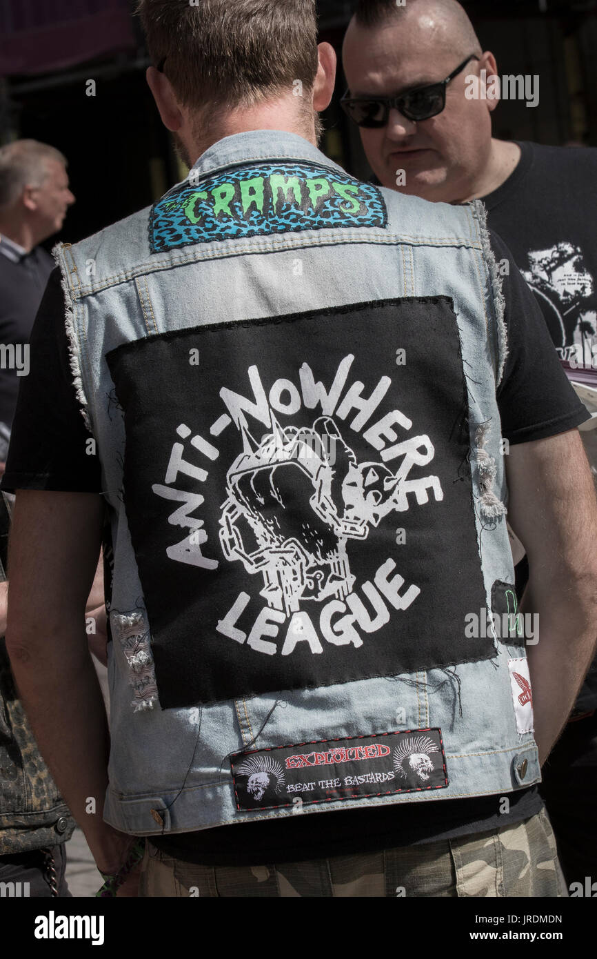 Blackpool Rebellion Festival Punk moda la ropa, peinados, modificaciones  corporales estilo punk chaquetas, denim y subcultura de cuero. Estos  estilos llevaban lemas, no logotipos y están modelados en bandas como la  explotada