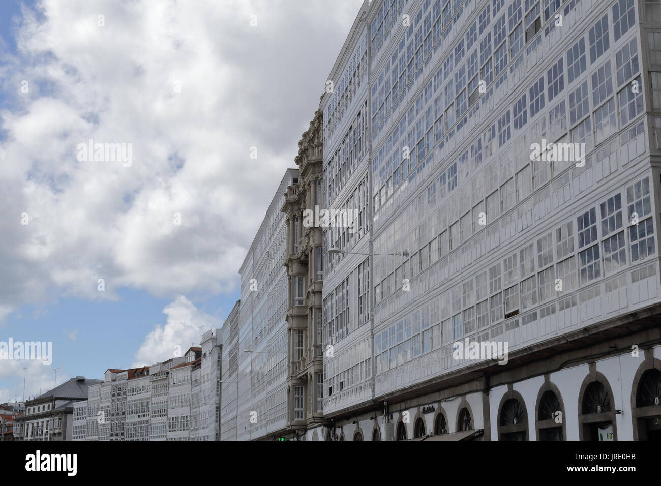 Galerias típica gallega, blanco balcones cerrados de madera y vidrio, en la ciudad capital La Coruña Foto de stock