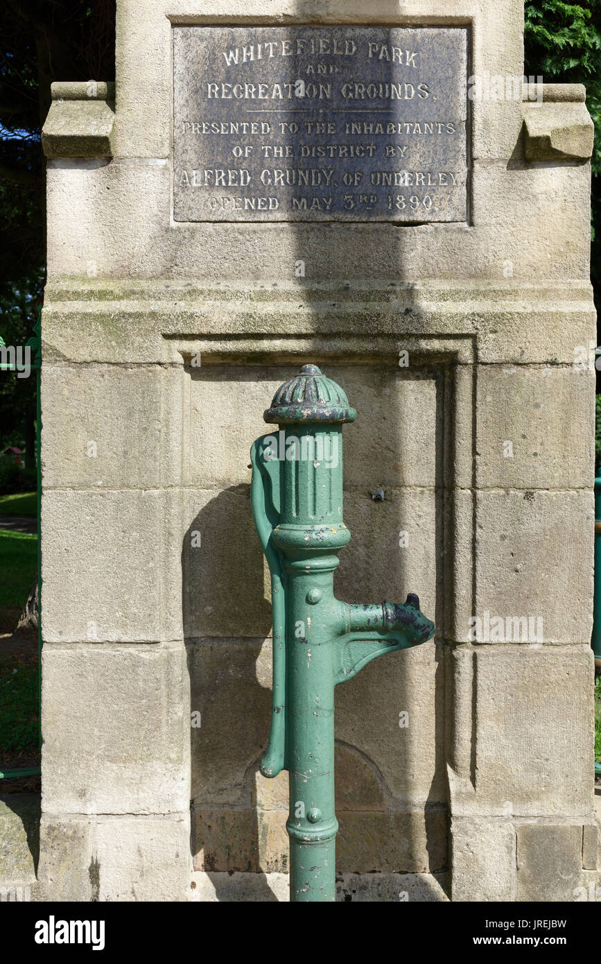 Bomba de agua de metal verde y placa conmemorativa whitefield Bury lancashire reino unido Foto de stock