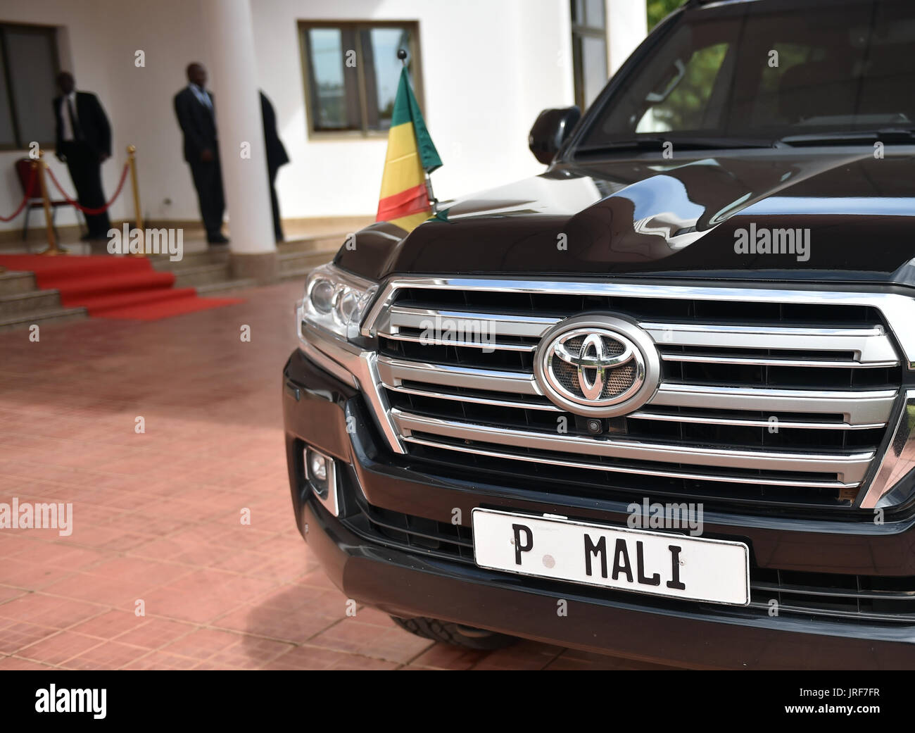 El Presidente de Malí en el coche está parado delante de su palacio en Bamako, Malí, el 1 de agosto de 2017. Foto: Britta Pedersen/dpa Foto de stock