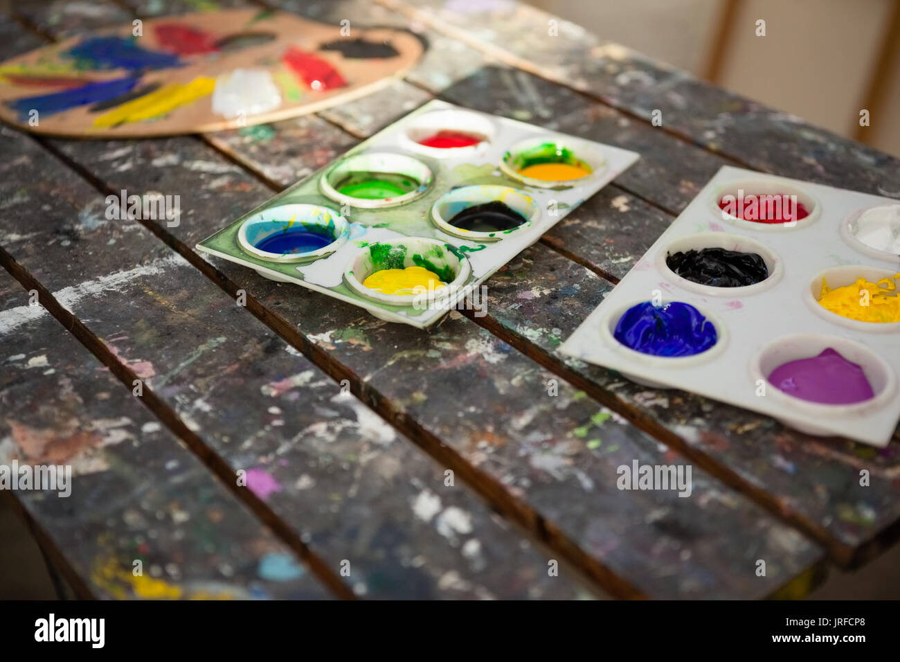 Close-up de paletas de colores sobre la mesa de madera en la clase de dibujo Foto de stock