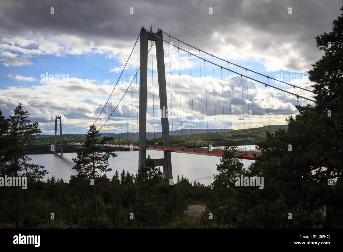 La Costa alta, atravesando el puente sobre el río Angermanalven es el puente colgante más largo de Suecia Foto de stock