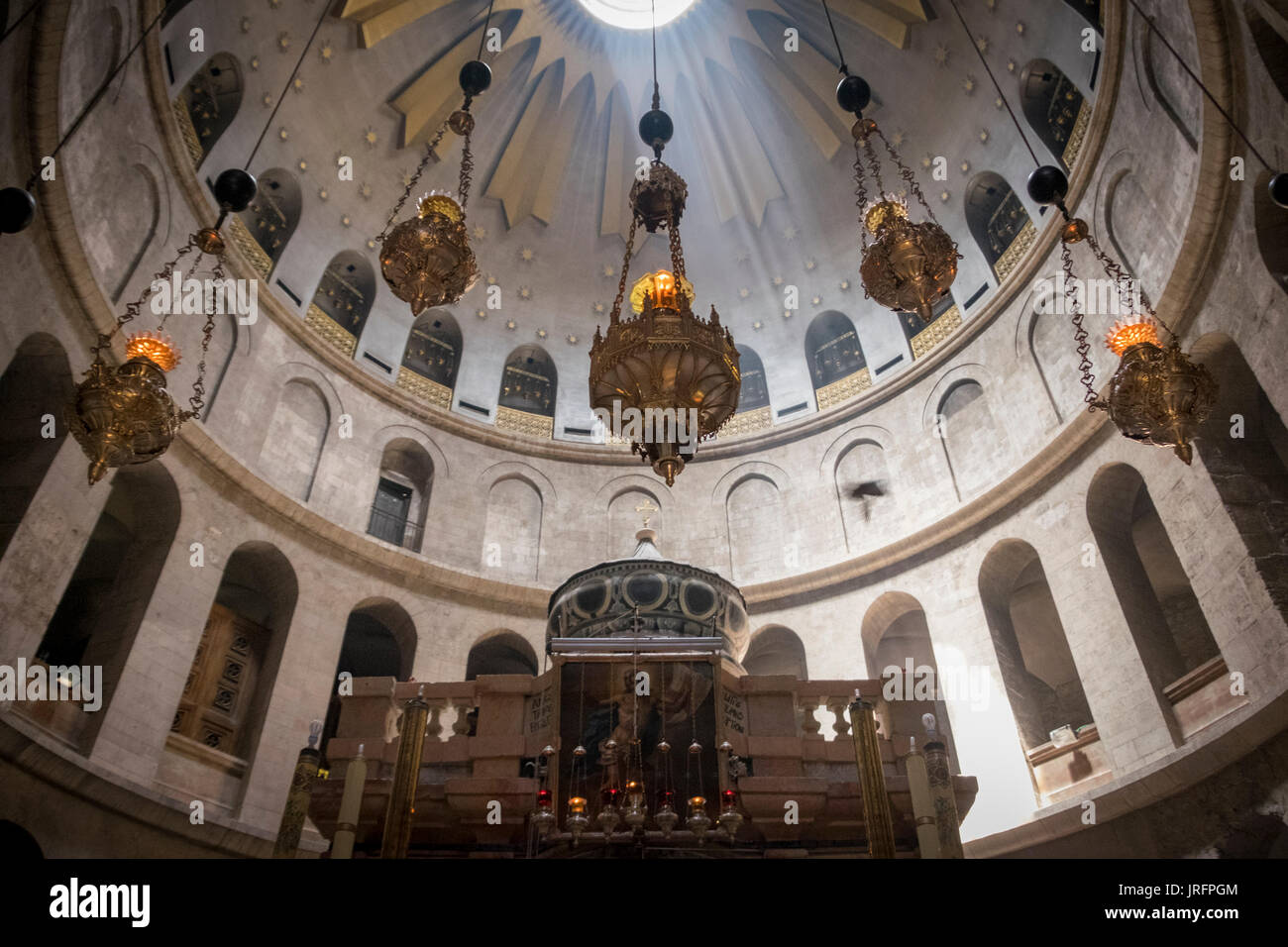 La cúpula de la sección central de la Iglesia del Santo Sepulcro en la Ciudad Vieja de Jerusalén con la luz del sol en streaming Foto de stock