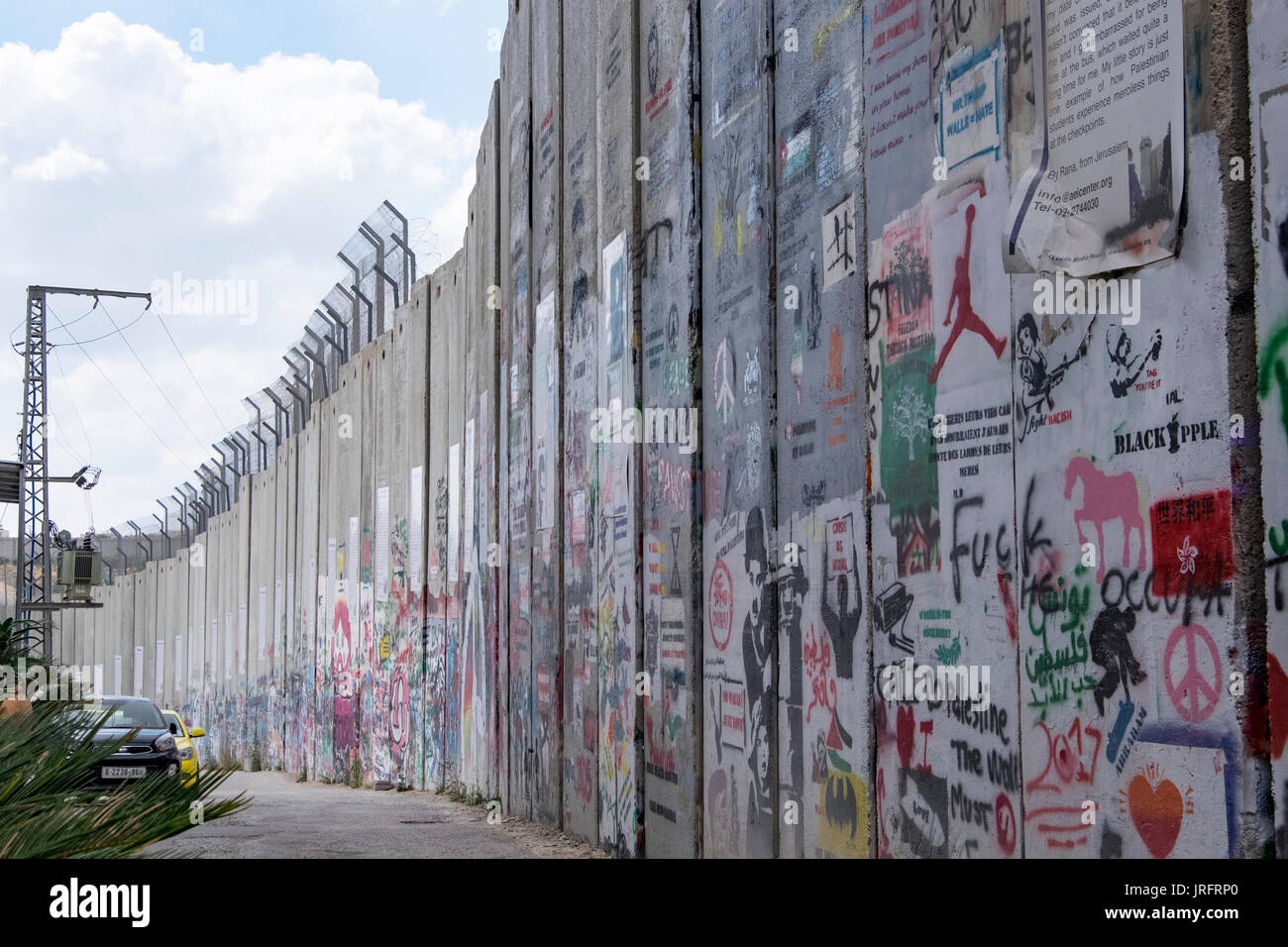 El graffiti lleno muro que separa palestina de Israel, ya que divide a la ciudad de Belén, en los territorios ocupados de la Ribera Occidental Foto de stock