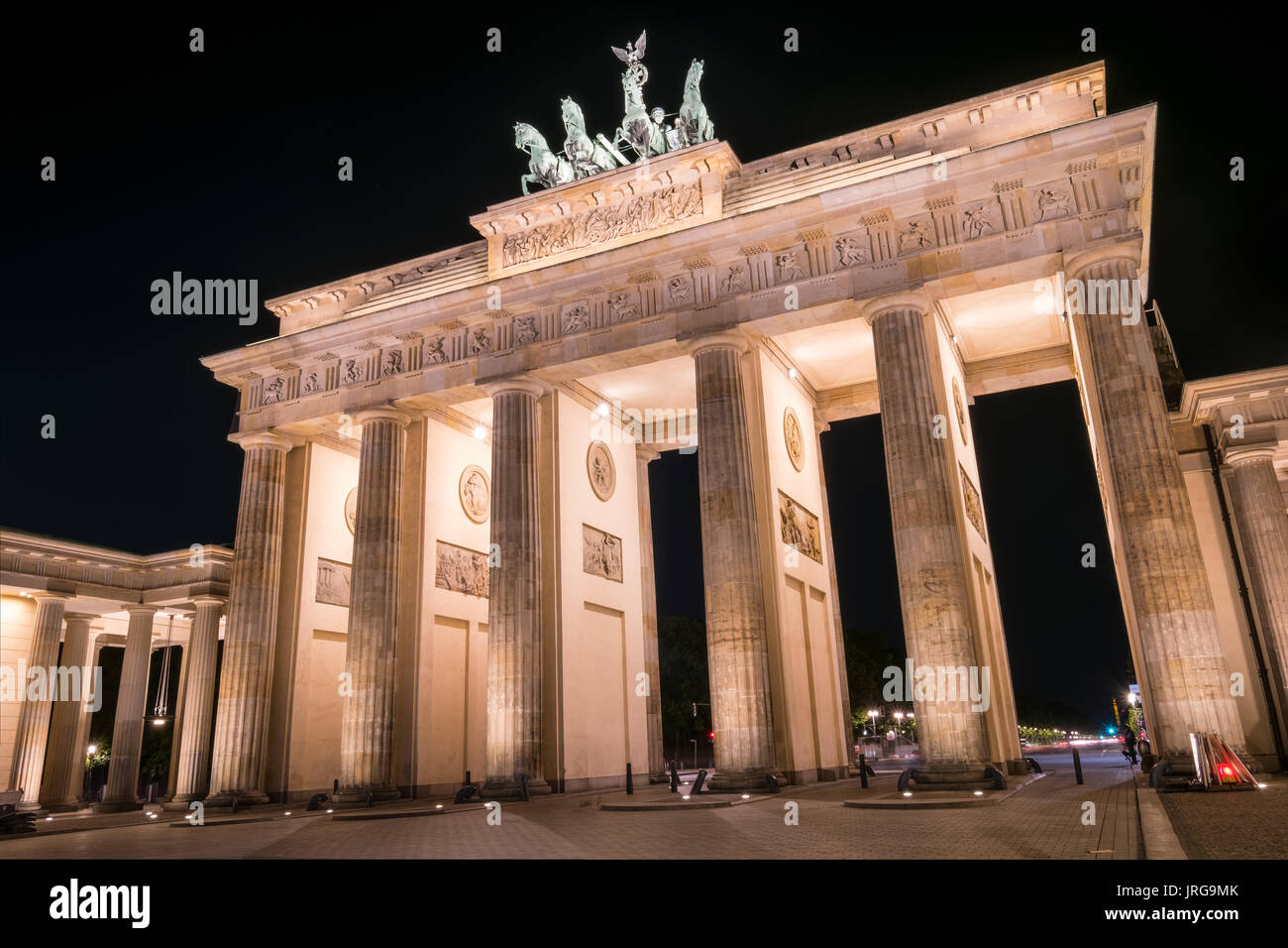 Berlín, Brandenburger Tor de noche - Puerta de Brandenburgo Foto de stock