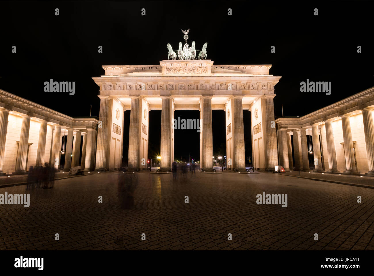 Berlín, Brandenburger Tor de noche - Puerta de Brandenburgo Foto de stock