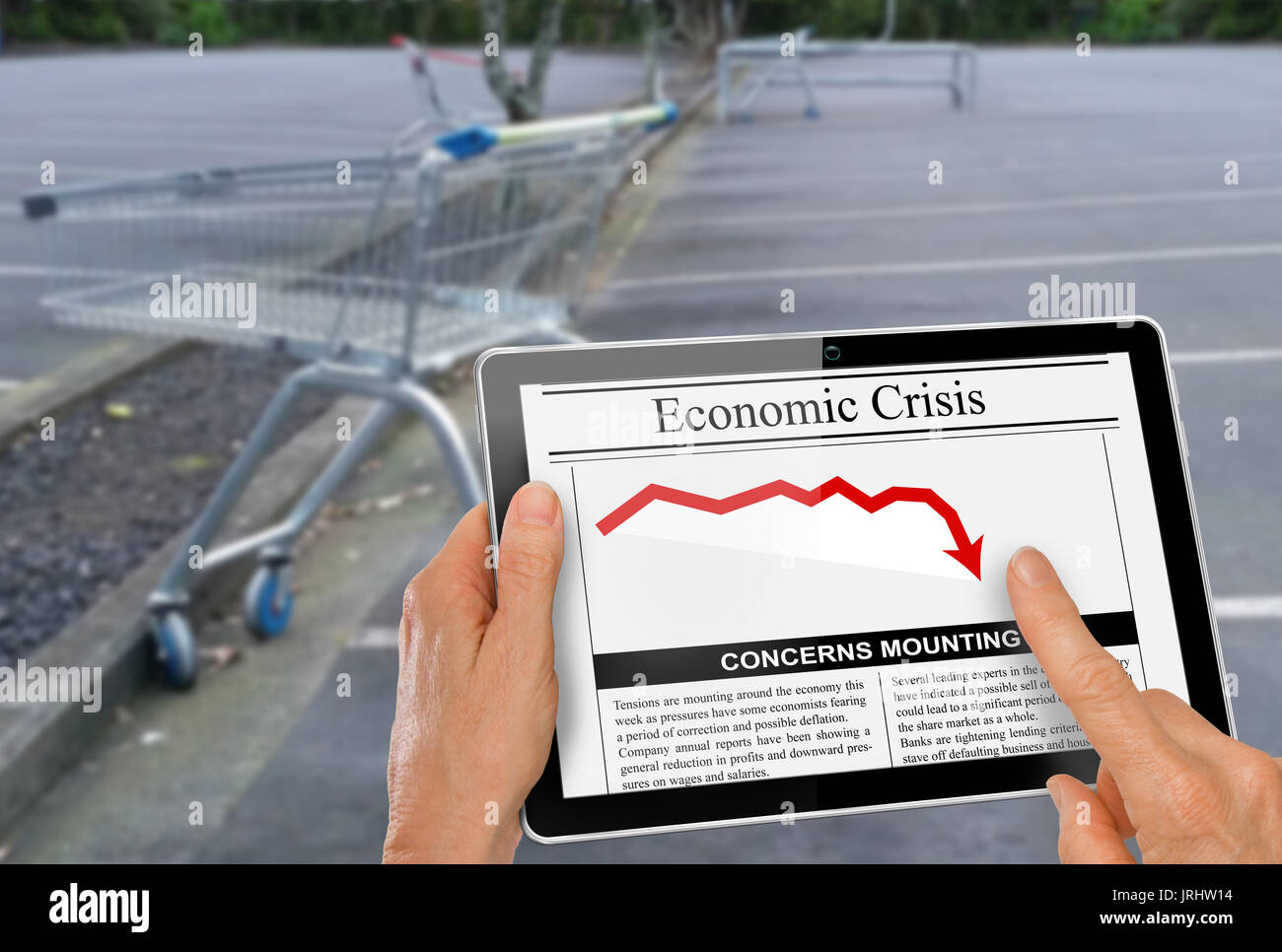 Noticias sobre la crisis financiera la lectura con la mano en Tablet PC Foto de stock