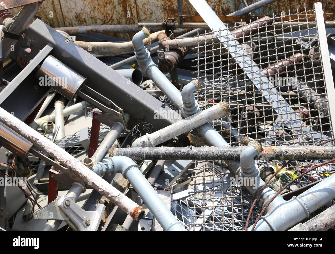 Material ferroso y tubos de hierro en el relleno de material reciclable  Fotografía de stock - Alamy