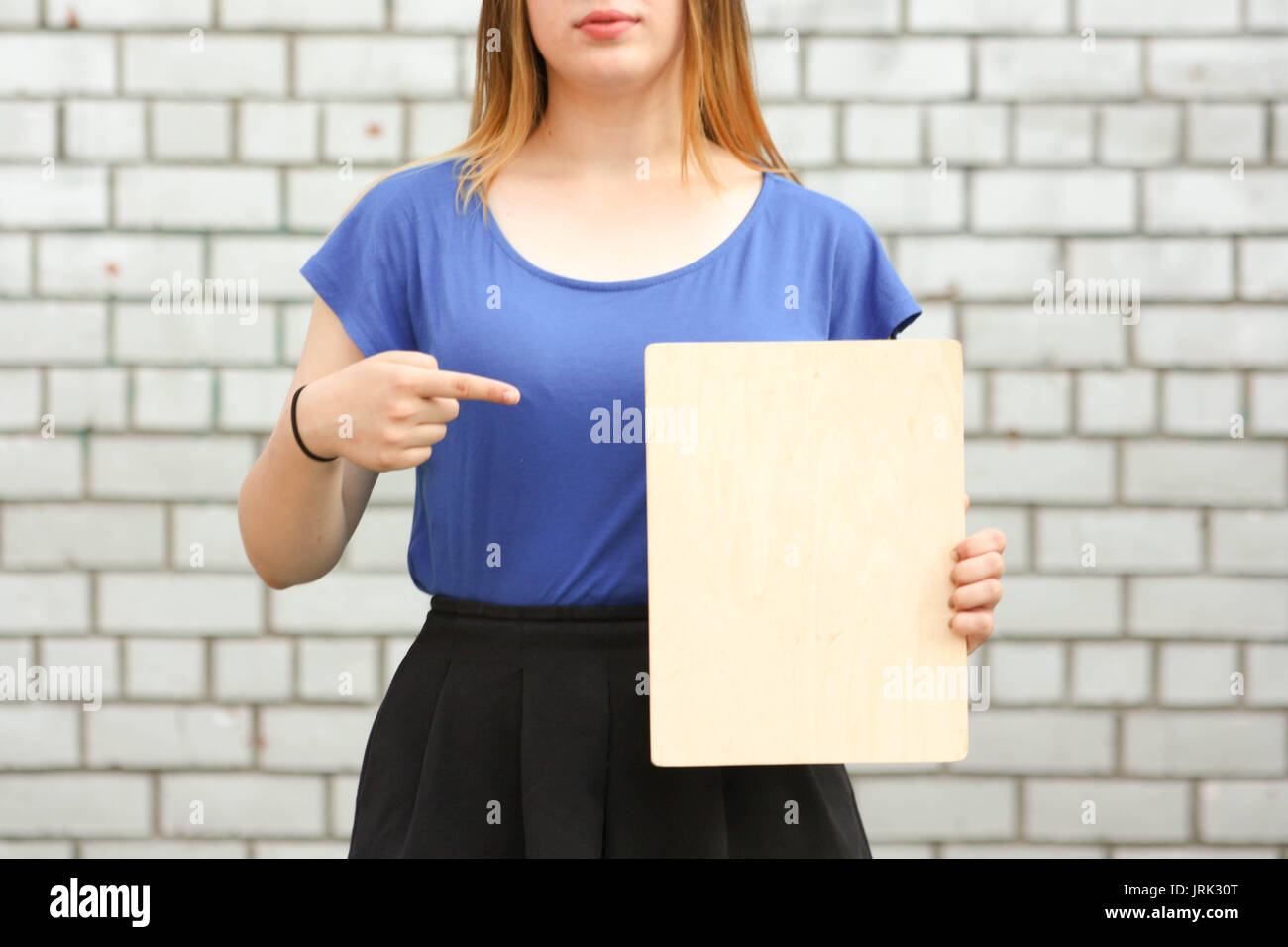 Concepto De Aprendizaje La Nina Esta En La Pared De Ladrillo