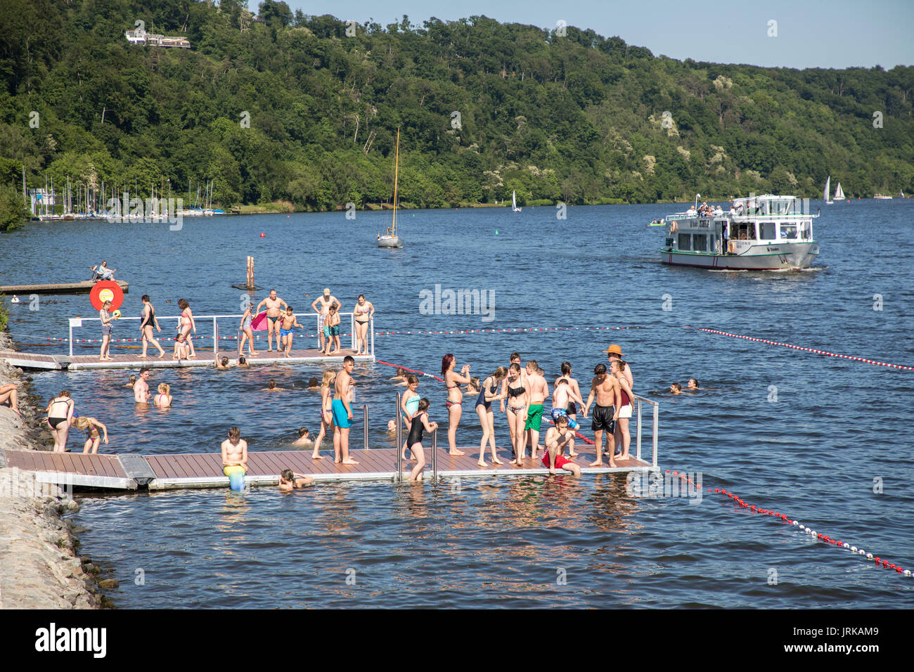 Después de una prohibición de bañarse en el río Ruhr, en el lago Baldeneysee, en Essen, Alemania, después de 46 años de prohibición de baño, se puede bañar de nuevo, oficialmente, en Foto de stock