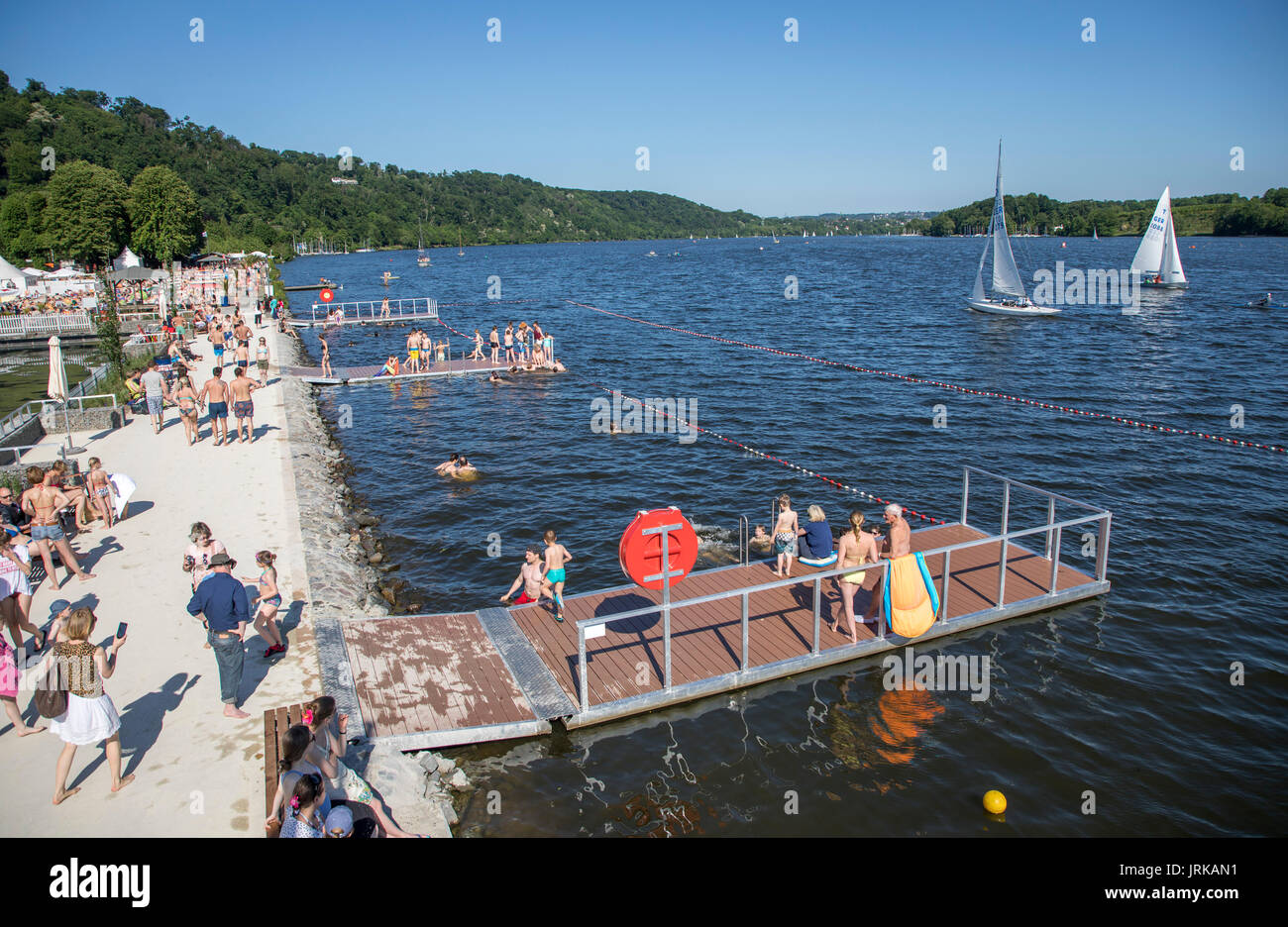 Después de una prohibición de bañarse en el río Ruhr, en el lago Baldeneysee, en Essen, Alemania, después de 46 años de prohibición de baño, se puede bañar de nuevo, oficialmente, en Foto de stock