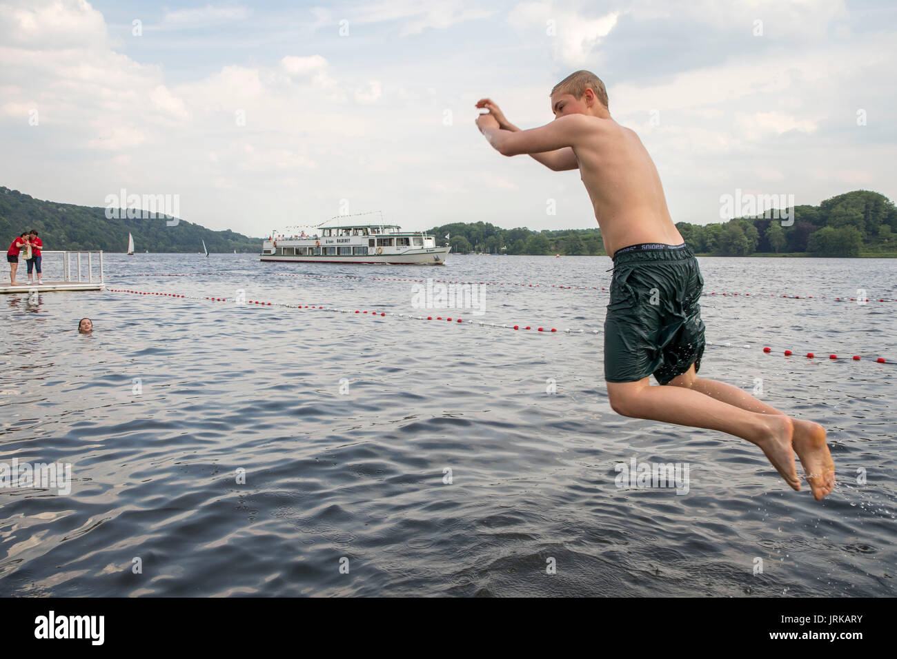 Después de una prohibición de bañarse en el río Ruhr, en el lago Baldeneysee, en Essen, Alemania, después de 46 años de prohibición de baño, se puede bañar de nuevo, oficialmente, en Foto de stock