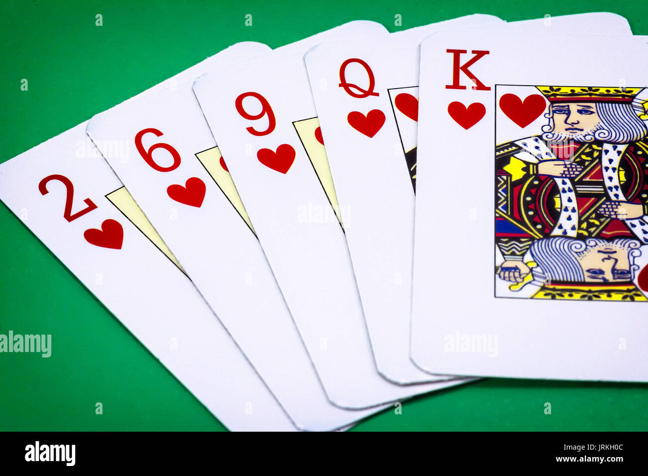 Premisa preocuparse suficiente Cartas póquer Inglés, mano de póker llamada color, que consta de cinco  cartas de corazones, dos de corazones, el seis de corazones, nueve de  corazones dama y rey de h Fotografía de