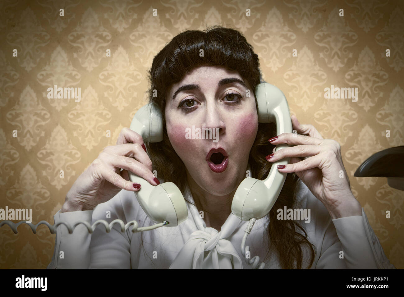 Joven Secretario gritos por teléfono ocupado vintage Foto de stock