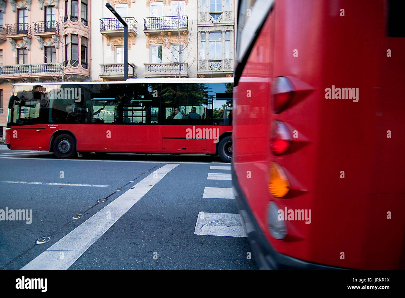 Cruce de ómnibus urbanos en sentidos opuestos de la Gran Via, Granada, España Foto de stock