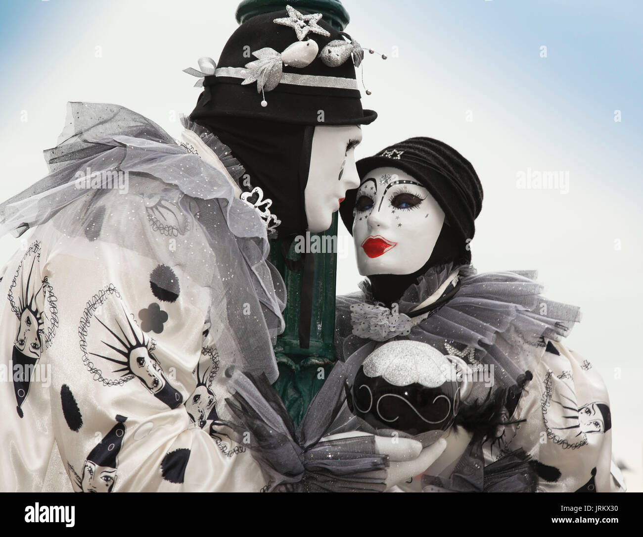 Una pareja anónima en blanco y negro Arlequín disfraces en Carnaval de  Venecia Fotografía de stock - Alamy