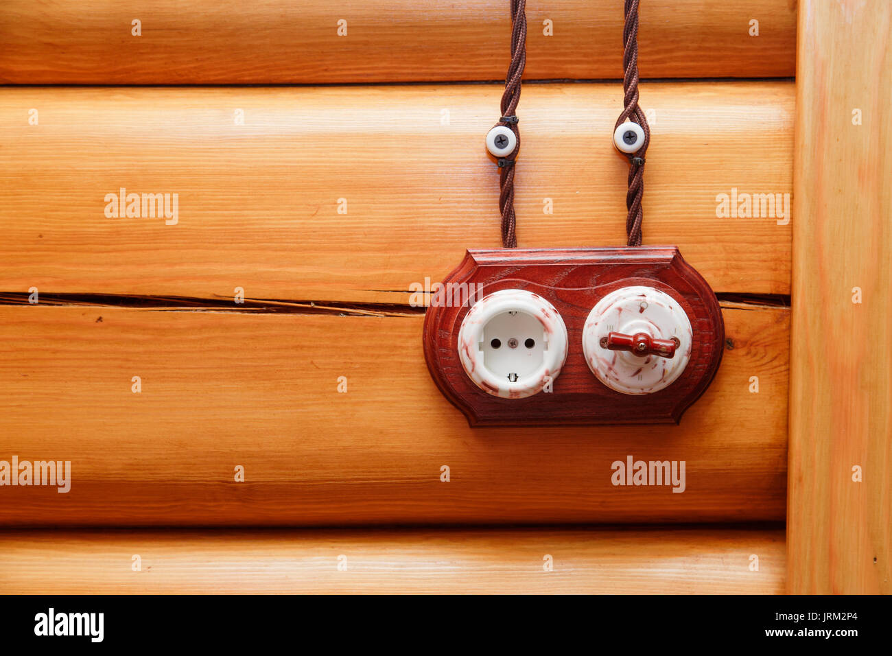 el interruptor de luz antiguo y vintage en el pilar de la casa verde de  madera. 10099435 Foto de stock en Vecteezy