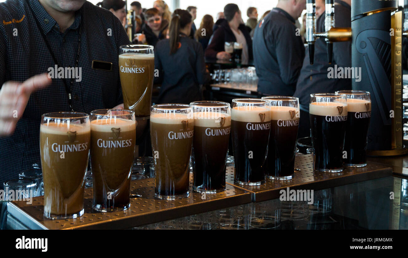 Las pintas de cerveza son servidos en la fábrica de Guinness. Foto de stock