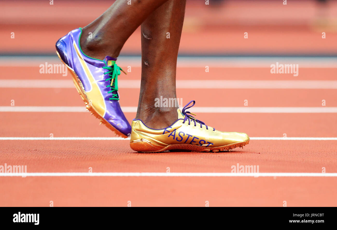 El Puma zapatillas de Usain Bolt de Jamaica antes de las semifinales del  100m de hombres durante el día dos de los Campeonatos Mundiales de la IAAF  de 2017 en el estadio