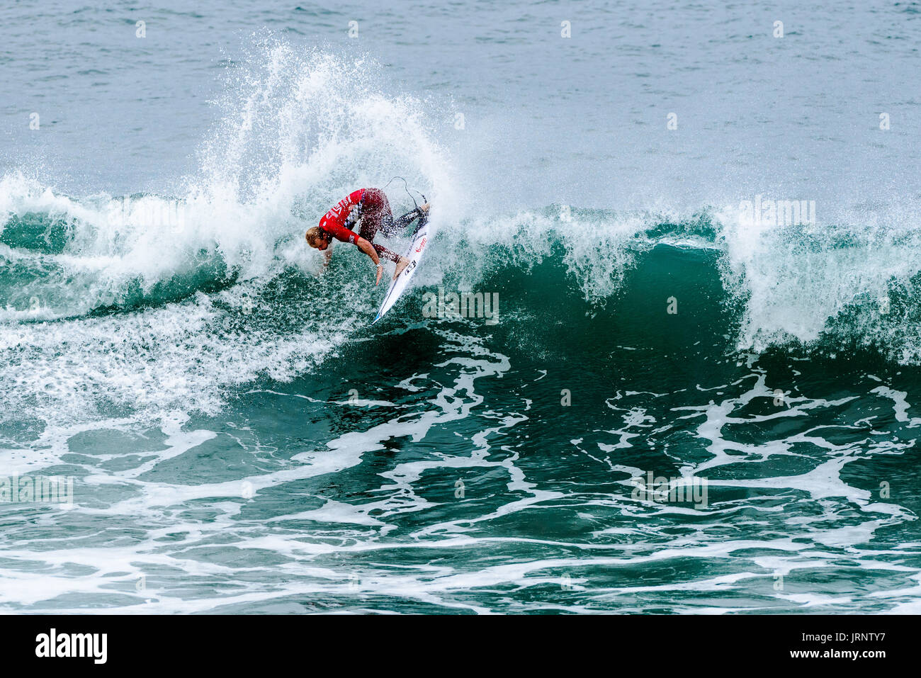 Huntington Beach, EE.UU. 05 agosto, 2017. Stu Kennedy (AUS) compite en la ronda 5 en el 2017 VANS US Open de surf. Crédito: Benjamin Ginsberg/Alamy Live News. Foto de stock