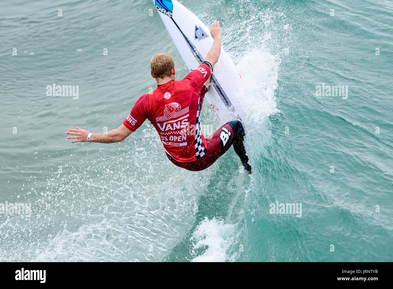 Huntington Beach, EE.UU. 05 agosto, 2017. Stu Kennedy (AUS) se hace a través de la orilla romper durante la ronda 5 en el 2017 VANS US Open de surf. Crédito: Benjamin Ginsberg/Alamy Live News. Foto de stock