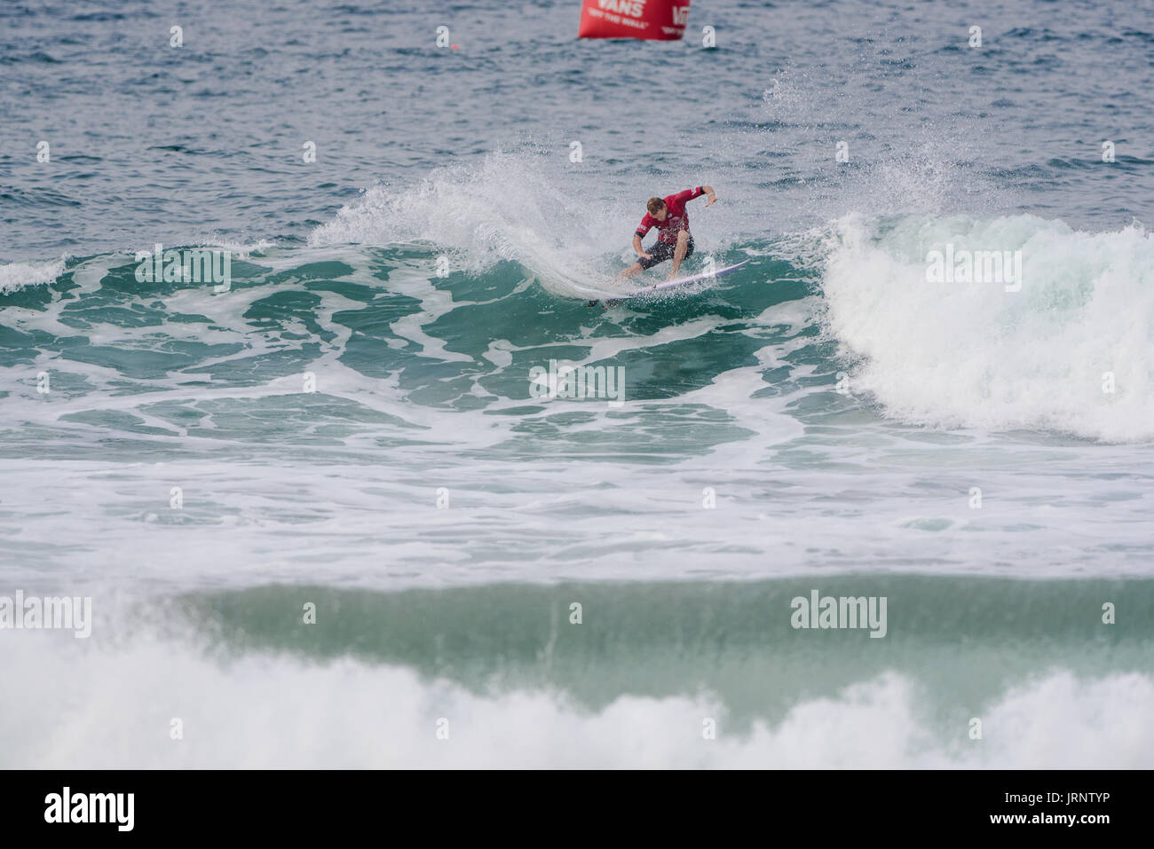 Huntington Beach, EE.UU. 05 agosto, 2017. Adam Melling (AUS) compite en la ronda 5 en el 2017 VANS US Open de surf. Crédito: Benjamin Ginsberg/Alamy Live News. Foto de stock