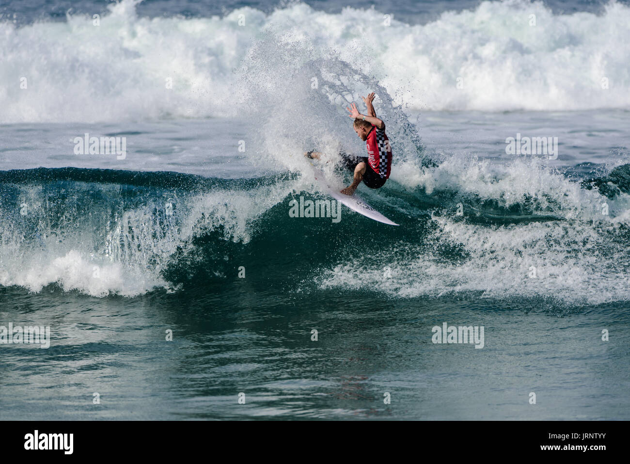 Huntington Beach, EE.UU. 05 agosto, 2017. Adam Melling (AUS) compite en la ronda 5 en el 2017 VANS US Open de surf. Crédito: Benjamin Ginsberg/Alamy Live News. Foto de stock