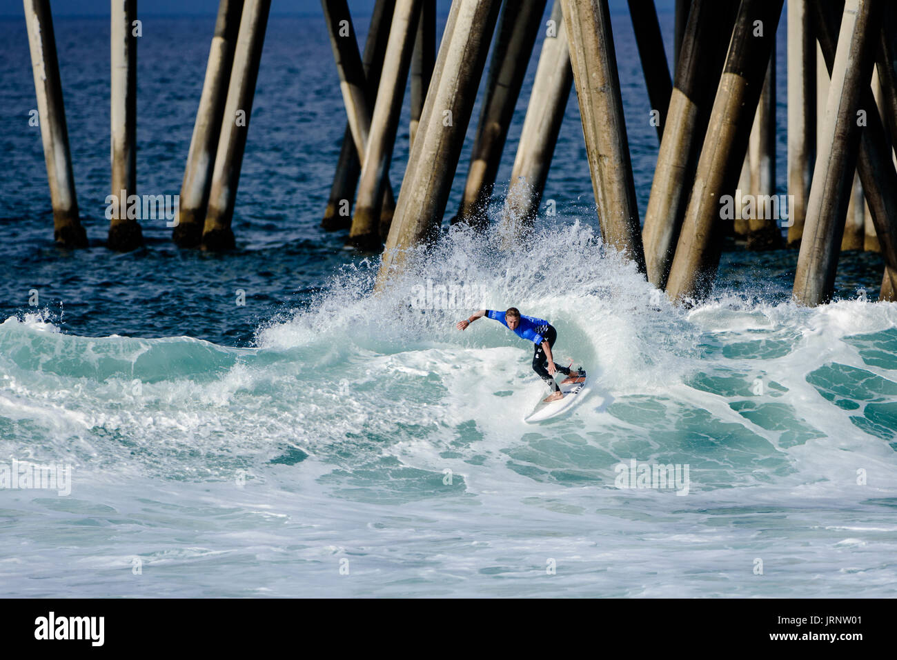 Huntington Beach, EE.UU. 05 agosto, 2017. Josh Kerr (AUS) avanza a los cuartos de final en la ronda 5 en el 2017 VANS US Open de surf. Crédito: Benjamin Ginsberg/Alamy Live News. Foto de stock