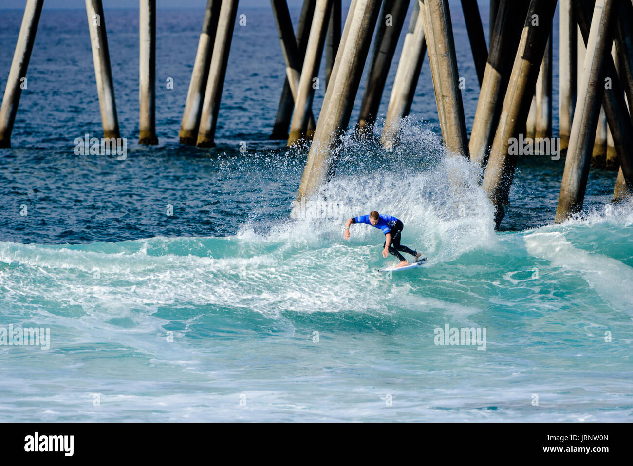 Huntington Beach, EE.UU. 05 agosto, 2017. Davey Cathels (AUS) compite en la ronda 5 en el 2017 VANS US Open de surf. Crédito: Benjamin Ginsberg/Alamy Live News. Foto de stock