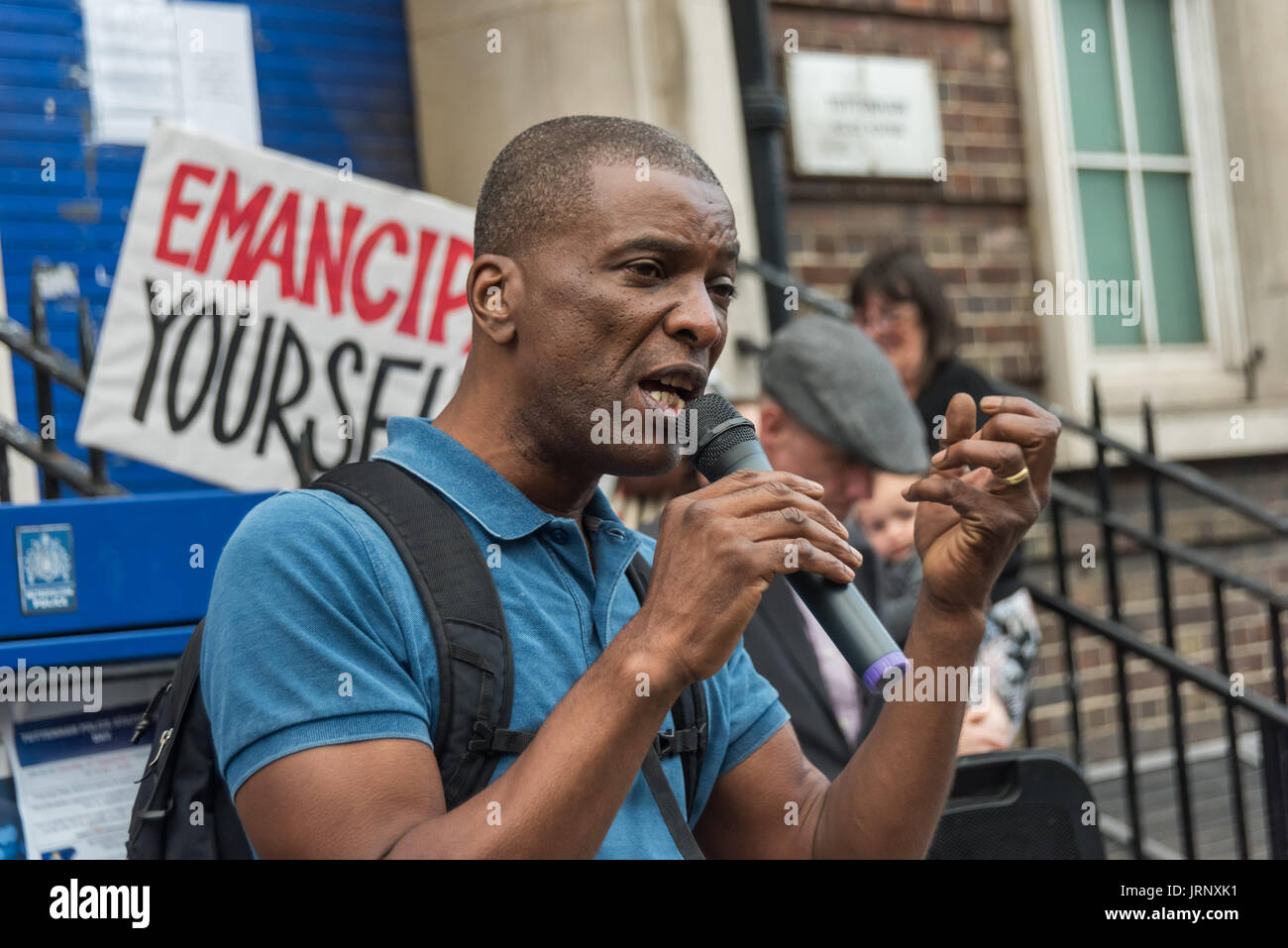 Londres, Reino Unido. 4 de agosto, 2017. Londres, Reino Unido. El 4 de agosto de 2017. Tottenham, activista de la comunidad Stafford Scott habla en el rally en el Tottenham Comisaría recordando la muerte de Mark Duggan en el sexto aniversario de su asesinato por la policía, y también a la policía por matar a otros miembros de la comunidad - Tottenham Cynthia Jarrett, Joy Gardner, Roger Sylvester, Mark Duggan y Jermaine Baker y los recientes asesinatos de Rashan Charles, Darren Cumberbatch y Edson Da Costa. Dirigido por Scott Stafford, hubo poesía, un minuto de silencio y discursos de los miembros de la familia, así como a activistas locales, Becky Foto de stock