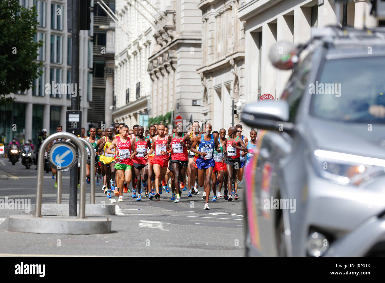 Stratford, Londres, Reino Unido. 6 de agosto de 2017. Campeonato del Mundo de Atletismo de la IAAF maratón del campeonato del mundo de domingo de agosto. corredores de todo el mundo están teniendo lugar en la maratón de la IAAF en Londres, Inglaterra, una vez más, está en el centro de eventos deportivos de clase mundial. Europa, Inglaterra, London Stratford evento deportivo Villa Olímpica 2017. mo farah última carrera. mens maratón iaaf 2017 LONDRES, 6 de agosto. Foto de stock