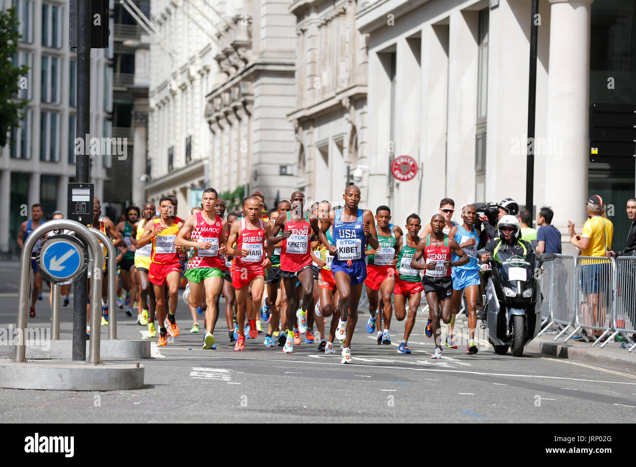 Stratford, Londres, Reino Unido. 6 de agosto de 2017. Campeonato del Mundo de Atletismo de la IAAF maratón del campeonato del mundo de domingo de agosto. corredores de todo el mundo están teniendo lugar en la maratón de la IAAF en Londres, Inglaterra, una vez más, está en el centro de eventos deportivos de clase mundial. Europa, Inglaterra, London Stratford evento deportivo Villa Olímpica 2017. mo farah última carrera. mens maratón iaaf 2017 LONDRES, 6 de agosto. Foto de stock