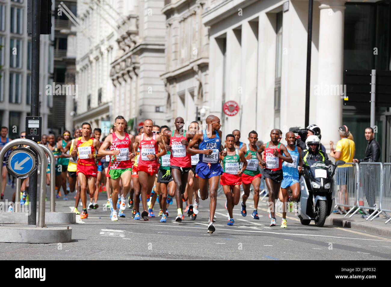 Stratford, Londres, Reino Unido. 6 de agosto de 2017. Campeonato del Mundo de Atletismo de la IAAF maratón del campeonato del mundo de domingo de agosto. corredores de todo el mundo están teniendo lugar en la maratón de la IAAF en Londres, Inglaterra, una vez más, está en el centro de eventos deportivos de clase mundial. Europa, Inglaterra, London Stratford evento deportivo Villa Olímpica 2017. mo farah última carrera. mens maratón iaaf 2017 LONDRES, 6 de agosto. Foto de stock