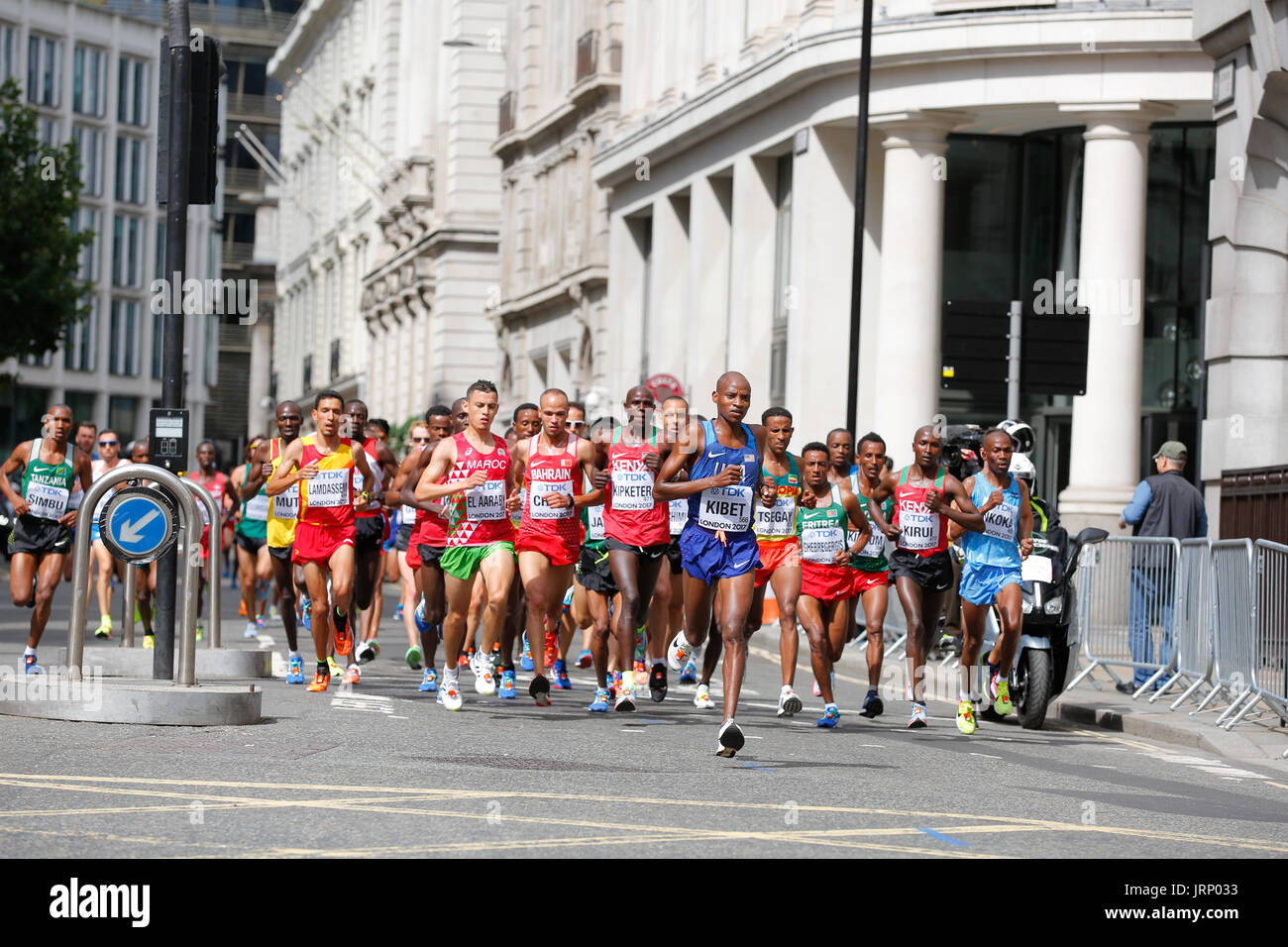 Stratford, Londres, Reino Unido. 6 de agosto de 2017. Campeonato del Mundo de Atletismo de la IAAF maratón del campeonato del mundo de domingo de agosto. corredores de todo el mundo están teniendo lugar en la maratón de la IAAF en Londres, Inglaterra, una vez más, está en el centro de eventos deportivos de clase mundial. Europa, Inglaterra, London Stratford evento deportivo Villa Olímpica 2017. mo farah última carrera. mens maratón iaaf 2017 LONDRES, 6 de agosto. Foto de stock