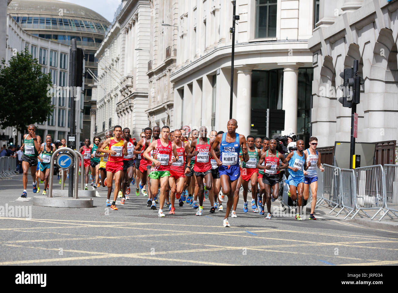 Stratford, Londres, Reino Unido. 6 de agosto de 2017. Campeonato del Mundo de Atletismo de la IAAF maratón del campeonato del mundo de domingo de agosto. corredores de todo el mundo están teniendo lugar en la maratón de la IAAF en Londres, Inglaterra, una vez más, está en el centro de eventos deportivos de clase mundial. Europa, Inglaterra, London Stratford evento deportivo Villa Olímpica 2017. mo farah última carrera. mens maratón iaaf 2017 LONDRES, 6 de agosto. Foto de stock