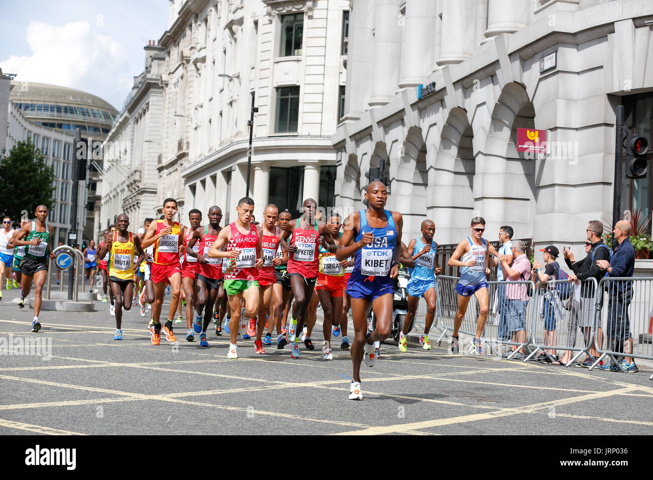 Stratford, Londres, Reino Unido. 6 de agosto de 2017. Campeonato del Mundo de Atletismo de la IAAF maratón del campeonato del mundo de domingo de agosto. corredores de todo el mundo están teniendo lugar en la maratón de la IAAF en Londres, Inglaterra, una vez más, está en el centro de eventos deportivos de clase mundial. Europa, Inglaterra, London Stratford evento deportivo Villa Olímpica 2017. mo farah última carrera. mens maratón iaaf 2017 LONDRES, 6 de agosto. Foto de stock