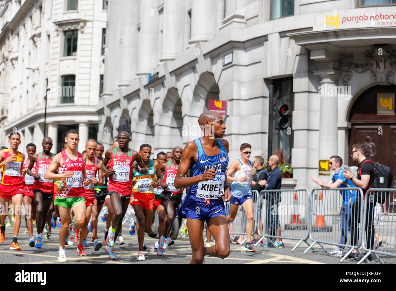 Stratford, Londres, Reino Unido. 6 de agosto de 2017. Campeonato del Mundo de Atletismo de la IAAF maratón del campeonato del mundo de domingo de agosto. corredores de todo el mundo están teniendo lugar en la maratón de la IAAF en Londres, Inglaterra, una vez más, está en el centro de eventos deportivos de clase mundial. Europa, Inglaterra, London Stratford evento deportivo Villa Olímpica 2017. mo farah última carrera. mens maratón iaaf 2017 LONDRES, 6 de agosto. Foto de stock