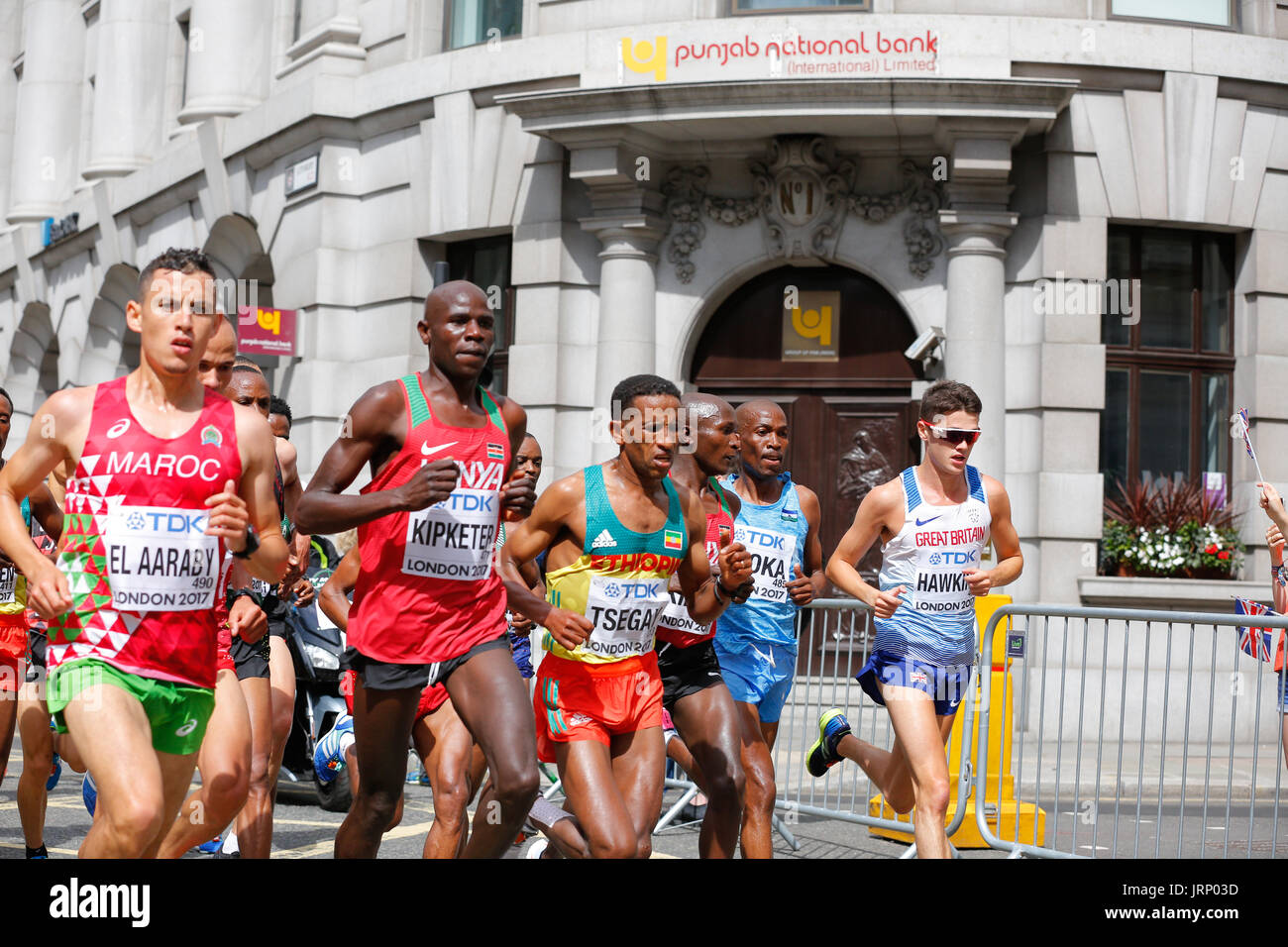 Stratford, Londres, Reino Unido. 6 de agosto de 2017. Campeonato del Mundo de Atletismo de la IAAF maratón del campeonato del mundo de domingo de agosto. corredores de todo el mundo están teniendo lugar en la maratón de la IAAF en Londres, Inglaterra, una vez más, está en el centro de eventos deportivos de clase mundial. Europa, Inglaterra, London Stratford evento deportivo Villa Olímpica 2017. mo farah última carrera. mens maratón iaaf 2017 LONDRES, 6 de agosto. Foto de stock