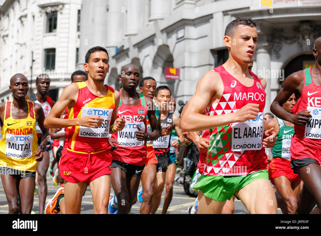 Stratford, Londres, Reino Unido. 6 de agosto de 2017. Campeonato del Mundo de Atletismo de la IAAF maratón del campeonato del mundo de domingo de agosto. corredores de todo el mundo están teniendo lugar en la maratón de la IAAF en Londres, Inglaterra, una vez más, está en el centro de eventos deportivos de clase mundial. Europa, Inglaterra, London Stratford evento deportivo Villa Olímpica 2017. mo farah última carrera. mens maratón iaaf 2017 LONDRES, 6 de agosto. Foto de stock