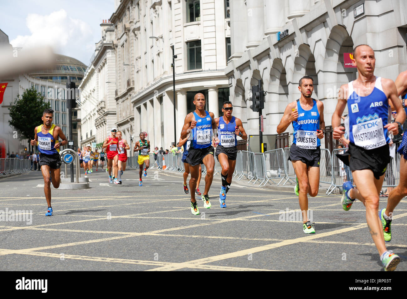 Stratford, Londres, Reino Unido. 6 de agosto de 2017. Campeonato del Mundo de Atletismo de la IAAF maratón del campeonato del mundo de domingo de agosto. corredores de todo el mundo están teniendo lugar en la maratón de la IAAF en Londres, Inglaterra, una vez más, está en el centro de eventos deportivos de clase mundial. Europa, Inglaterra, London Stratford evento deportivo Villa Olímpica 2017. mo farah última carrera. mens maratón iaaf 2017 LONDRES, 6 de agosto. Foto de stock